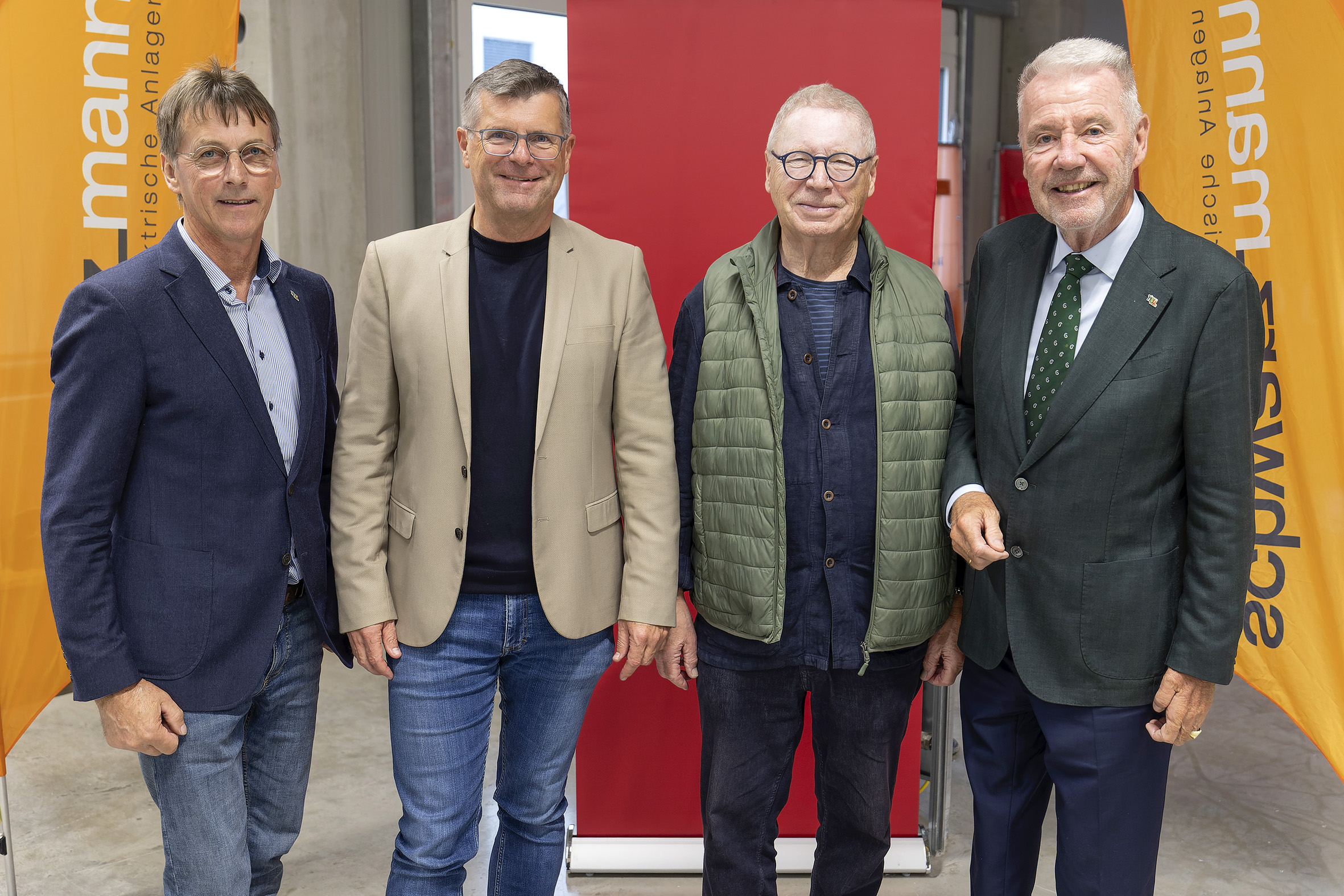 Wiener Neustadt Elektro Schwarzmann mit Gleichenfeier für neue Zentrale Erstellt am 01. Oktober 2025 | 07:00 Anmelden, um Artikel zu speichern Wiener Neustadt RW Red. Wr. Neustadt wrn41sch-schwarzmann Gemeinderat Franz Hatvan, Geschäftsführer Adolf Schwarzmann jun., Senior Chef Adolf Schwarzmann und Bürgermeister Klaus Schneeberger. Foto: Weller/Stadt Wiener Neustadt